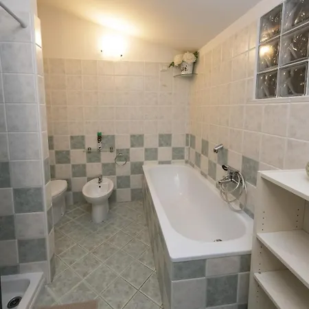 Amazing Serenity Flat For 7, Ac, Historic Center فينْتْسا