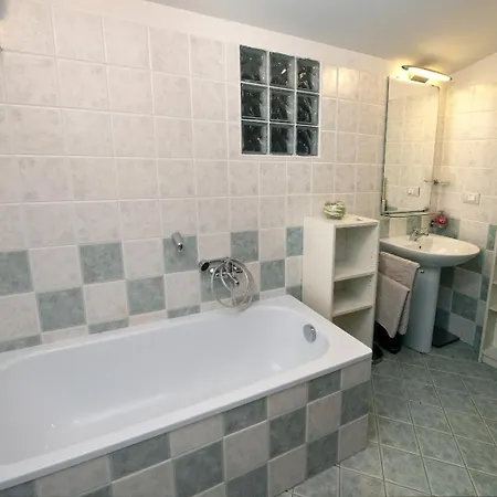 Amazing Serenity Flat For 7, Ac, Historic Center Apartment