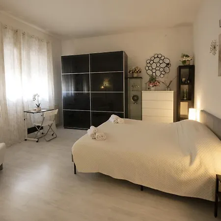 Amazing Serenity Flat For 7, Ac, Historic Center شقة